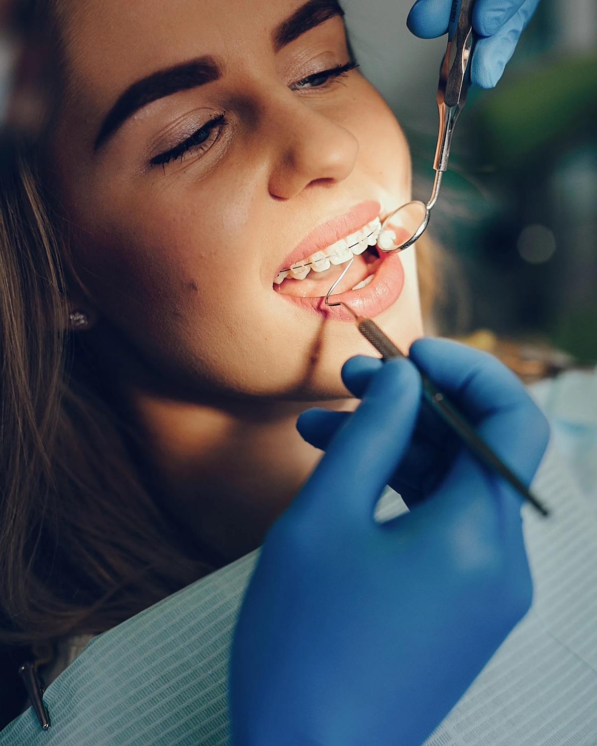 Especialista en rehabilitación oral con un paciente